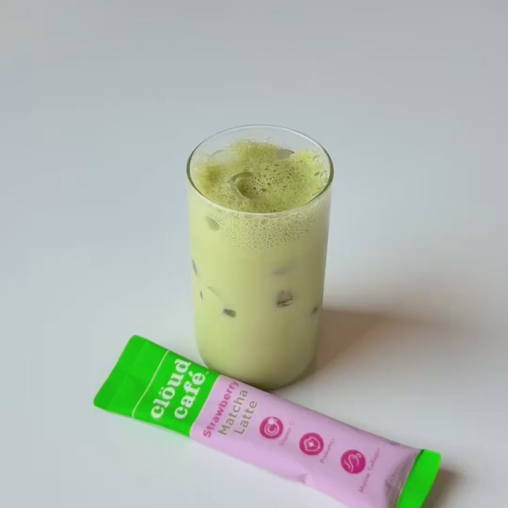 A step-by-step preparation of an iced matcha latte. Add Clöud Café powder, a little bit of hot water, stir until smooth and frothy. Top with more water or milk to your desired taste. Drink iced or hot. 