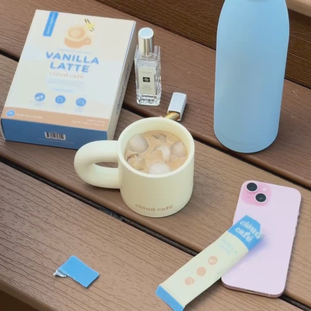 A step-by-step preparation of an iced latte. Add Clöud Café powder, a little bit of hot water, stir until smooth and frothy. Top with more water or milk to your desired taste. Drink iced or hot. 